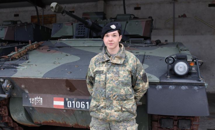 Wachtmeister Julia Huber vor einem der Panzer des Rieder Bataillons (Foto: Tips)