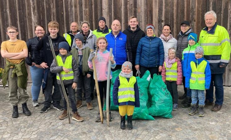 19 Freiwillige befreiten Altheim von achtlos weggeworfenem Müll. (Foto: FPÖ Altheim)