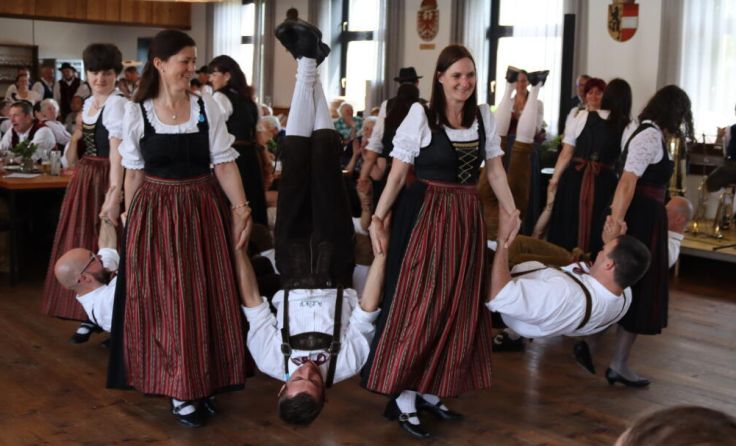 Die Gruppen zeigten vielfältige Landler und Volkstänze. (Foto: Volkstanzgruppe Treubach)