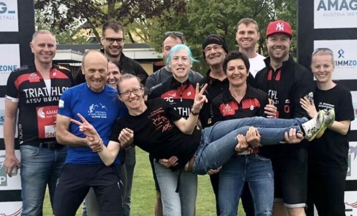 Nicole Jankowski (Mitte) und ihr Triathlon-ATSV-Braunau-Team (Foto: Triathlon ATSV Braunau)
