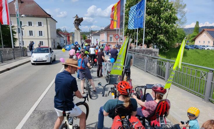 Bei der Aktion für mehr Verkehrssicherheit machen Klein und Groß mit. (Foto: Arndt Strüder)