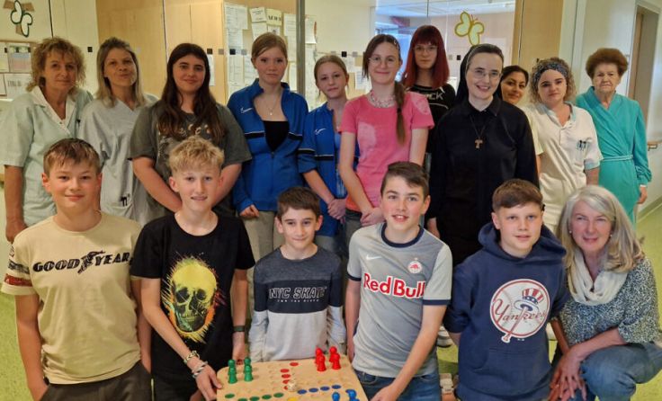 Die Neukirchner Jugendlichen übergaben die Spende persönlich. (Foto: Krankenhaus Braunau)