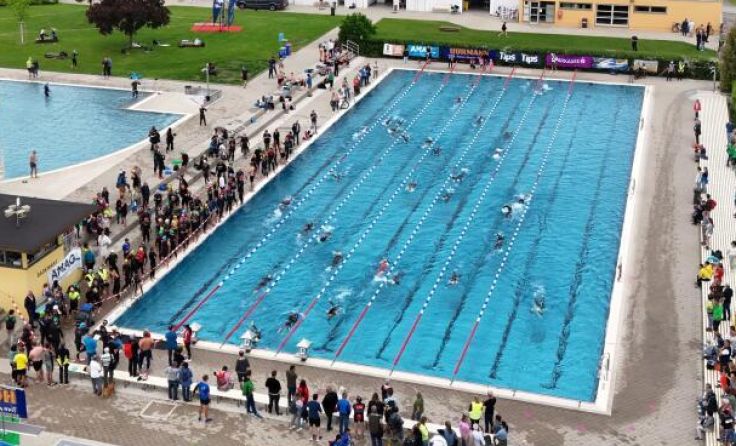 Beim Braunauer Freibad war der Start des Sprinttriathlons. (Foto: Innvideo)