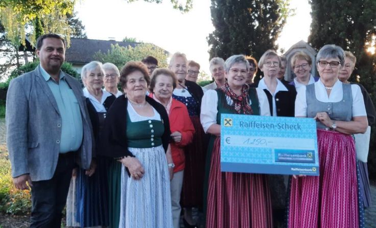 Die Burgkirchner Goldhaubengruppe spendete schon zum sechsten Mal ein Krankenbett. (Foto: privat)