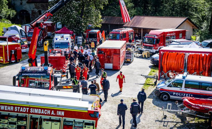 Die Spezialgeräte und Sonderfahrzeuge füllten den gesamten Burghof. (Foto: Gerald B.)