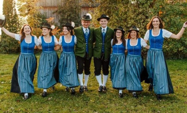 Die Wenger Musiker treten trachtig auf. (Foto: Manuela Buchecker fotography)