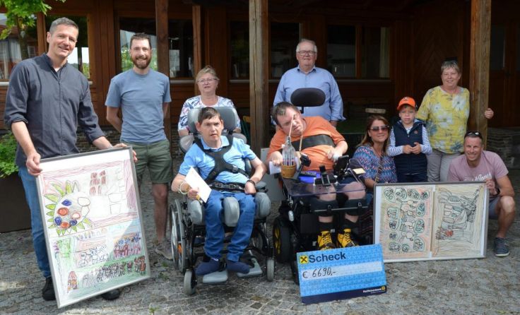 Ferdinand Gramiller (v. l.) und Andreas Kastinger übergaben die Spende. (Foto: Charity Rock)