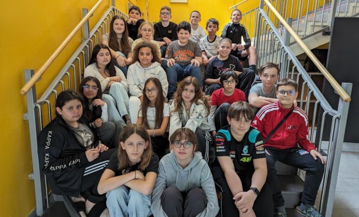 Schüler der Braunauer Mittelschule singen für einen guten Zweck. (Foto: Danzer)