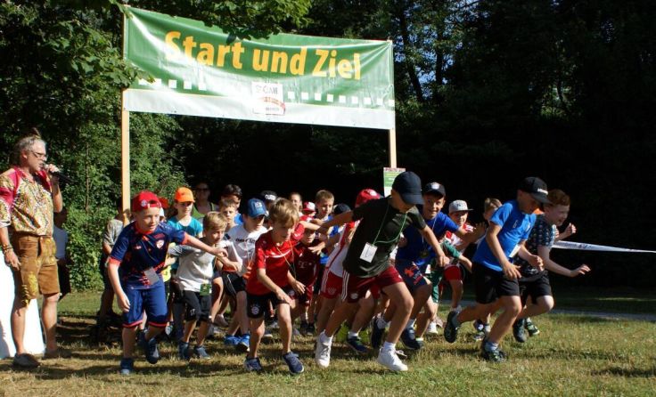 Bei dem Spendenlauf machen auch viele Schüler aus Braunau mit. (Foto: SLW-Ugandahilfe)