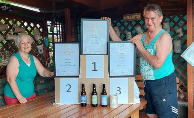 Richard Ehrschwendner und seine Frau Irma präsentieren die prämierten Biere. (Foto: Privat)