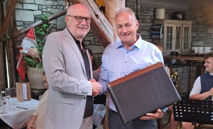 Martin Brunner (l.) übergibt die Lions Club-Präsidentschaft an Klemens Steidl. (Foto: Lions)