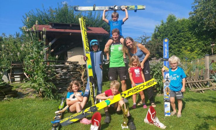 Die Familie Eitzlmair hat inzwischen viele Skisprungskier und Pokale zuhause. (Foto: Tips)