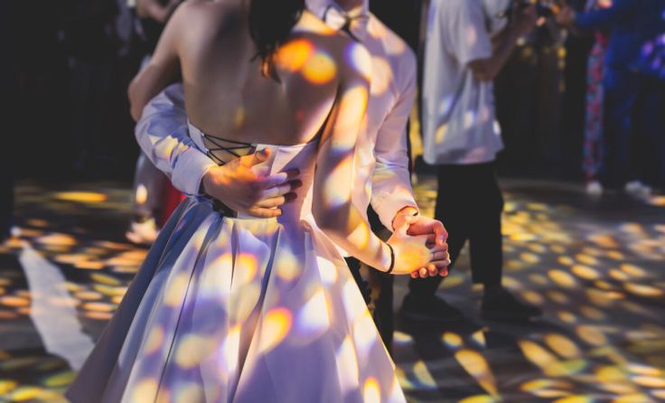 "Alles Walzer", heißt es beim Stadtball um 20.30 Uhr. (Foto: tsuguliev/stock.adobe.com)