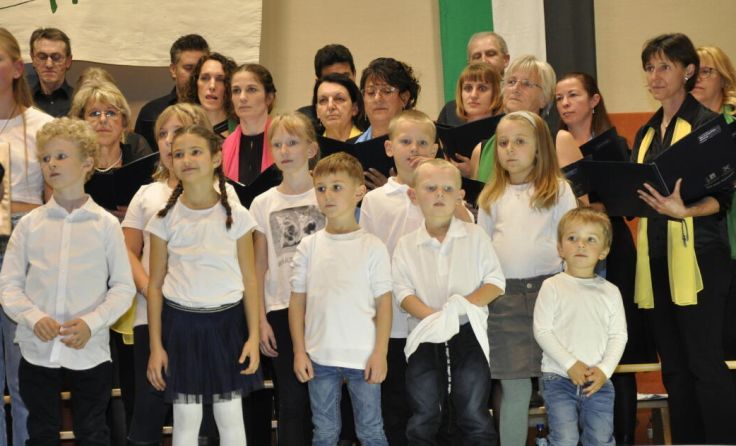 Unterstützt wird der Chor von den Kirchenchorkids. (Foto: Kirchenchor Schwand)