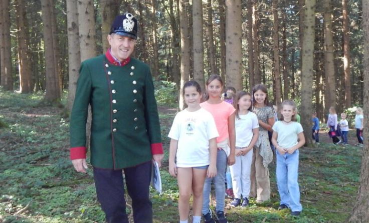 Reinhard Windhager erklärte den Kindern die Arbeit der Grenzsoldaten. (Foto: VS Altschwendt)