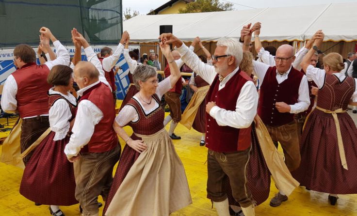 Die Volkstanzgruppe Mehrnbach organisiert den Dorfabend. (Foto: privat)