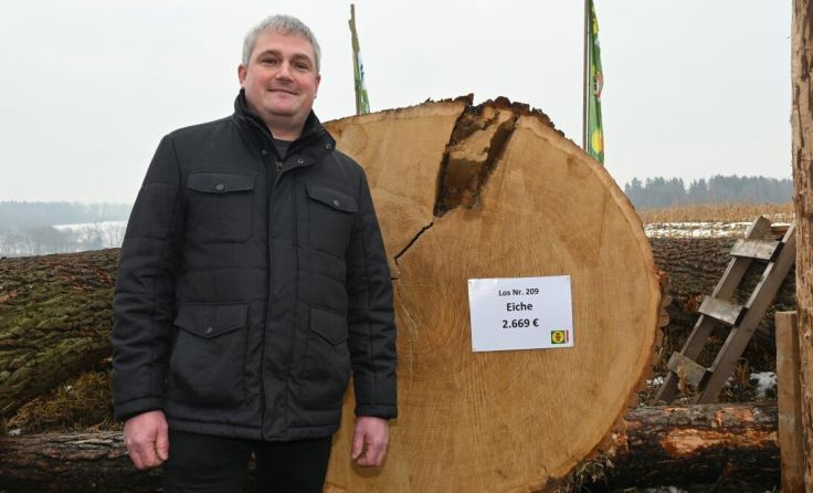 Markus Raschhofer neben seiner preisgekrönten Eiche (Foto: LK OÖ)