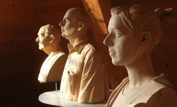 Holzskulpturen und Ur-Instrumente: Neue Sonderausstellung im Lignorama in Riedau