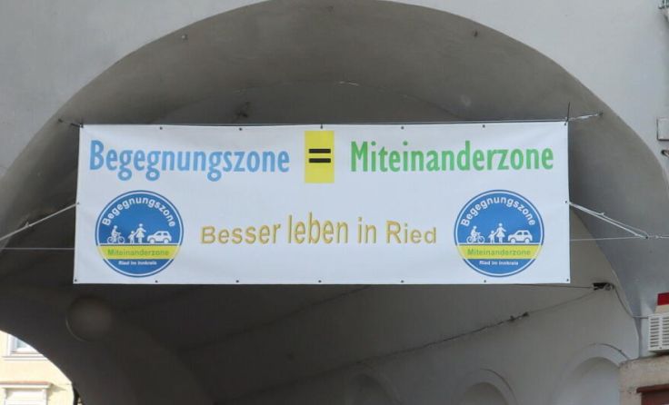 Aktuell informiert ein Transparent über die Begegnungszone in Ried. (Foto: Anton Planitzer)