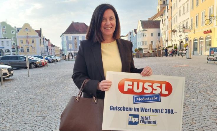 Sandra Schöffmann freut sich über den 300-Euro-Fussl-Gutschein. (Foto: Tips/Senzenberger)
