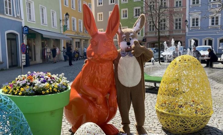 Der Osterhase kommt in die Schärdinger Innenstadt. (Foto: Stadtgemeinde Schärding)