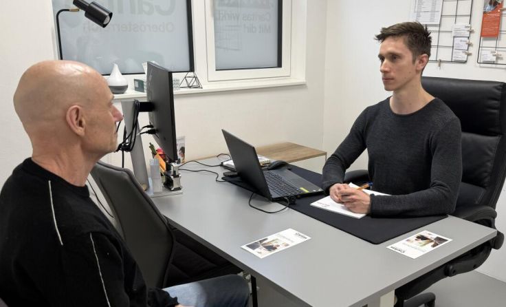 Benedikt Mayr (r.) arbeitet bei der Caritas-Sozialberatungsstelle Schärding. (Foto: Caritas)