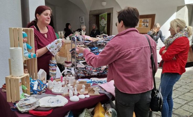 Beim Frühlingsmarkt in Sigharting werden nicht nur Pflanzen angeboten. (Foto: Verein)