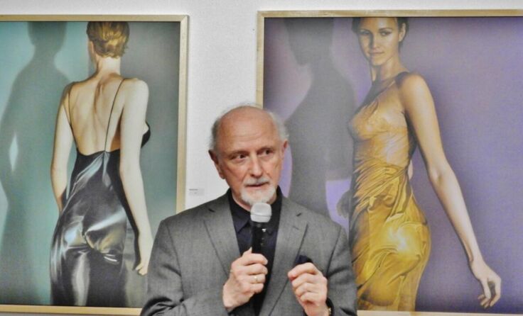 Michael Fuchs vor seinen Werken (Foto: Kubin Galerie)