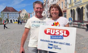 Das Glücksengerl beschenkte Passanten in Schärding