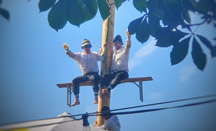 Beim Maibaumkraxeln in Freinberg geht es hoch hinaus. (Foto: Christoph Häusler)