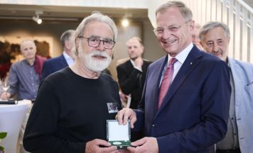 Kulturauszeichnung für Schärdinger Glaskünstler Helmut W. Hundstorfer
