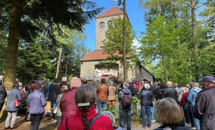 Hunderte Wallfahrer pilgerten zur Fatimakapelle in den Fronwald. (Foto: Franz Gruber)