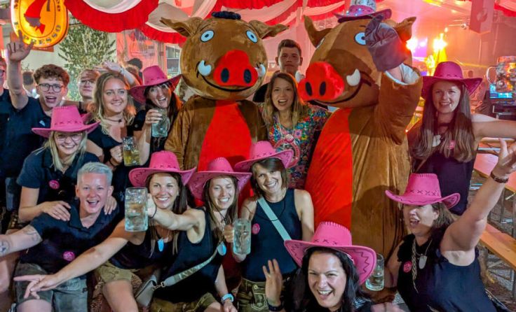 Maskottchen Eduard ist bei der Party mit dabei. (Foto: FF St. Aegidi)