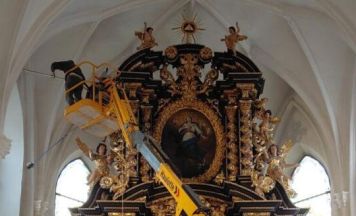 XXL-Kirchenputz: Frühschoppenrunde reinigte Andorfer Pfarrkirche