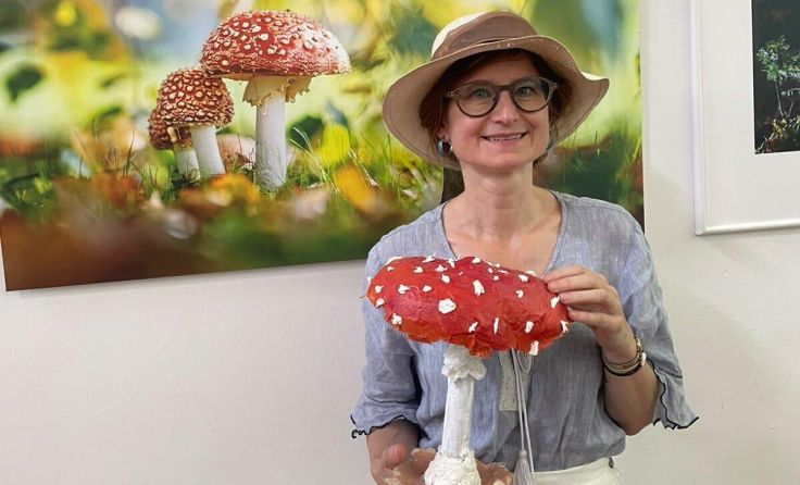 Kuratorin Cornelia Schlosser führt durch die Ausstellung. (Foto: Jana Steffan)