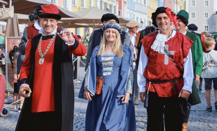 Die Säumer kommen in historischer Kleidung nach Schärding. (Foto: Stadtgemeinde Schärding)