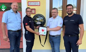 Neuer Defibrillator beim Feuerwehrhaus Teufenbach soll Leben retten