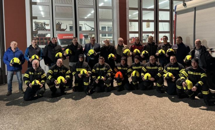 Im Vorjahr erhielten die Einsatzkräfte neue Feuerwehrhelme. (Foto: FF Enzenkirchen)