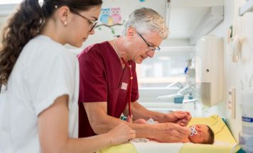 Kinderärzte aus Passau betreuen Neugeborene in Schärding