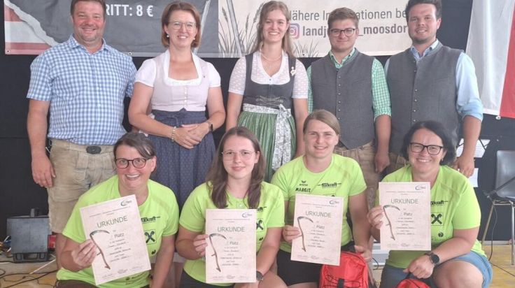 Innviertler Mädels siegten beim Meisterschaftsmähen mit der Sense 