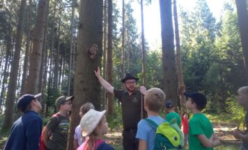 Abenteuer Wald: 50 Kinder gingen mit Taufkirchner Jäger auf Entdeckungstour