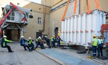 62 Tonnen über die Donau: Transformator erreicht Kraftwerk Jochenstein