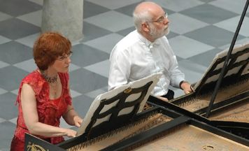 Ton Koopman und Tini Mathot an der Nelson-Orgel in Schärding