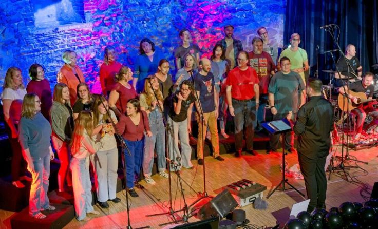 Das Vocalensemble Innpuls eröffnet den Abend. (Foto: Gerhard Schwingenschlögl)