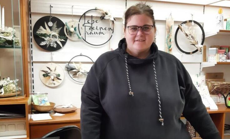 Hilde Angleitner von der invita-Werkstätte arbeitet im Kreativ-Laden mit. (Foto: Caritas)