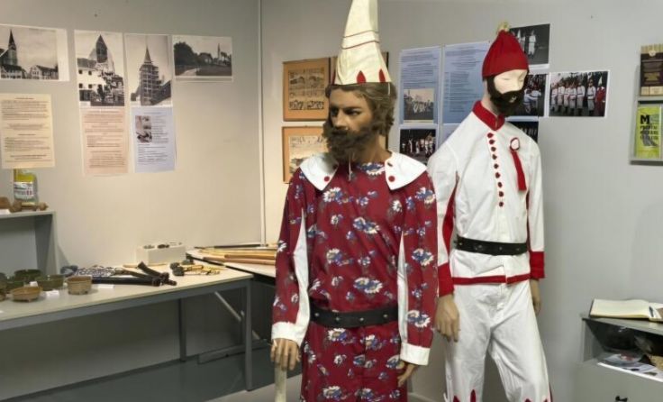 Teil der Ausstellung sind auch außergewöhnliche Kopfbedeckungen. (Foto: Radiomuseum)