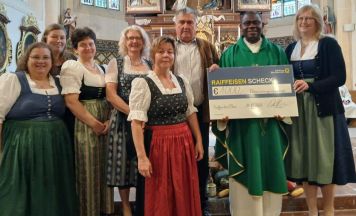Bäuerinnen spenden 1.000 Euro für Orgel in Taufkirchen