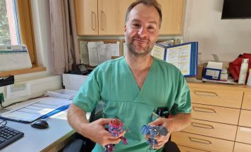 Kleine Drachen helfen in Schärding Kindern bei einer OP