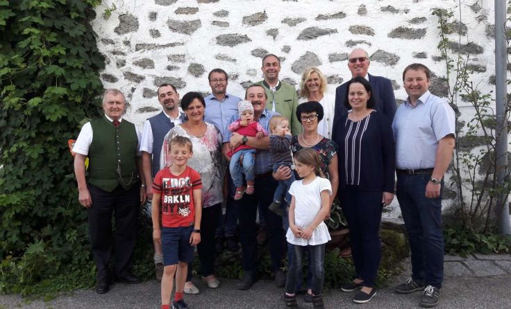 ÖR Josef Mühlbachler u. Gattin Regina mit Enkelkinder und Gratulanten