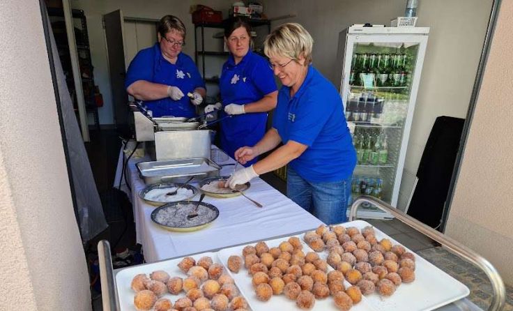 Rita Ruttenstock, Madeleine Schübl u. Anita Aistleitner beim Mäusebacken